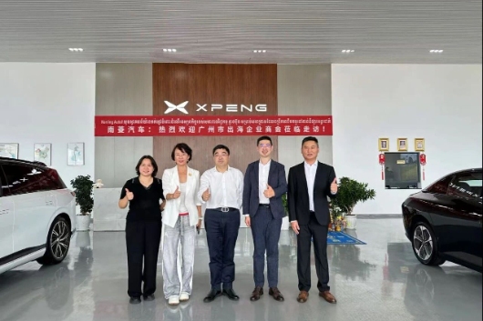 广州代表团参观柬埔寨小鹏汽车展厅